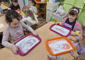 Zabawy sensoryczne utrwalające poznane litery i cyfry.