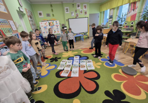 "Która godzina?"-zabawy z zegarem.