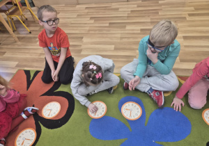 "Która godzina?"-zabawy z zegarem.