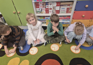 "Która godzina?"-zabawy z zegarem.