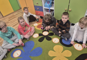 "Która godzina?"-zabawy z zegarem.