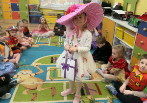 Wiktoria ze słodkim poczęstunkiem z okazji balu