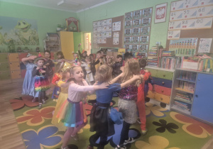 Zabawy przy muzyce w sali.