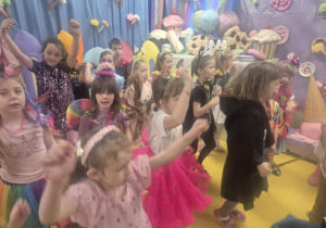 Bal karnawałowy "W cukierkowej krainie".
