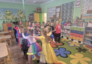 Zabawy przy muzyce w sali.