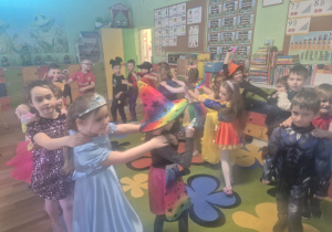 Zabawy przy muzyce w sali.