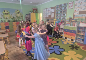 Zabawy przy muzyce w sali.