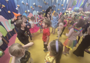 Bal karnawałowy "W cukierkowej krainie".