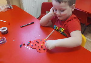 Dzieci wykonują walentynkowe serca