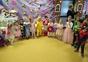 "Żuczki" w słodkiej krainie- zabawa karnawałowa