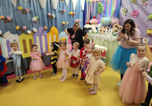 "Żuczki" w słodkiej krainie- zabawa karnawałowa