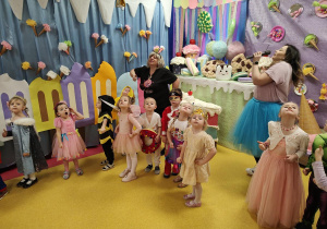 "Żuczki" w słodkiej krainie- zabawa karnawałowa