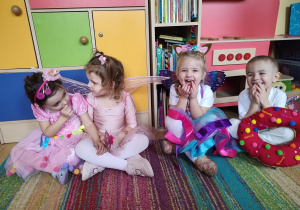 Aniela, Łucja, Hania, Olek w strojach karnawałowych