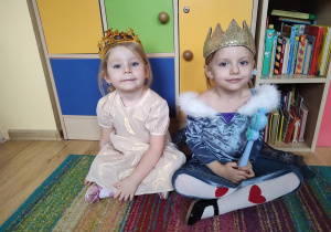 Lilianka i Marysia w strojach karnawałowych