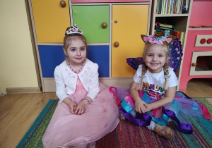 Maja i Hania w strojach karnawałowych