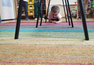 Olek wykonuje kocią rozgrzewkę