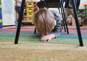 Tobiasz wykonuje kocią rozgrzewkę