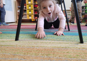 Lilianka wykonuje kocią rozgrzewkę