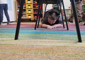 Wojtek wykonuje kocią rozgrzewkę