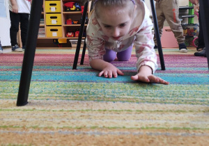 Maja wykonuje kocią rozgrzewkę