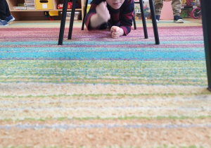 Tymek wykonuje kocią rozgrzewkę