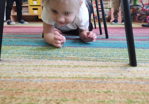 Hania wykonuje kocią rozgrzewkę