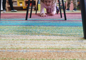 Łucja wykonuje kocią rozgrzewkę