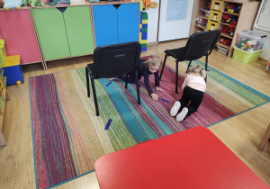 Dzieci wykonują slalom między krzesełkami