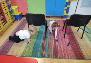 Dzieci wykonują slalom między krzesełkami