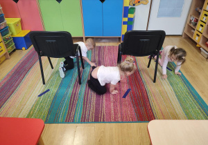 Dzieci wykonują slalom między krzesełkami