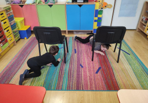 Dzieci wykonują slalom między krzesełkami