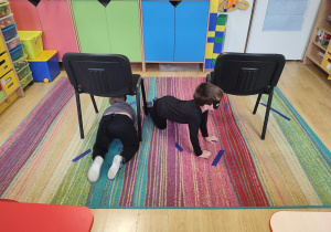 Dzieci wykonują slalom między krzesełkami