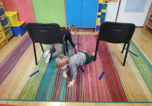 Dzieci wykonują slalom między krzesełkami