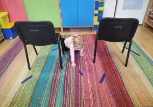 Dzieci wykonują slalom między krzesełkami