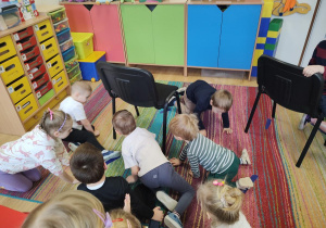 Dzieci wykonują slalom między krzesełkami