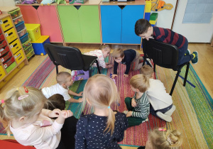 Dzieci wykonują slalom między krzesełkami