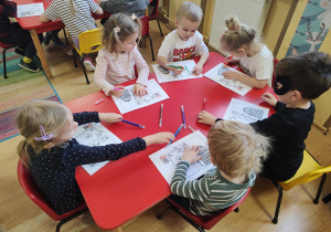 Dzieci wykonują pracę plastyczną