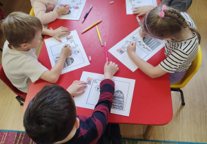 Dzieci wykonują pracę plastyczną