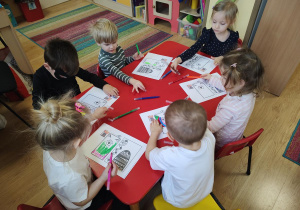 Dzieci wykonują pracę plastyczną