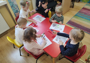 Dzieci wykonują pracę plastyczną