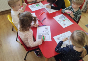 Dzieci wykonują pracę plastyczną