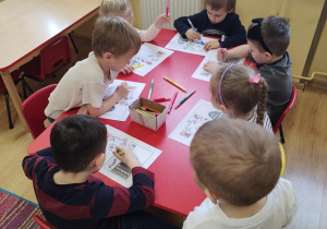 Dzieci wykonują pracę plastyczną