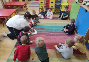 Dzieci oglądają karty przedstawiające złudzenia optyczne