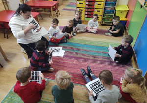 Dzieci oglądają karty przedstawiające złudzenia optyczne