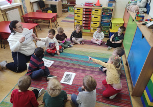 Dzieci oglądają karty przedstawiające złudzenia optyczne