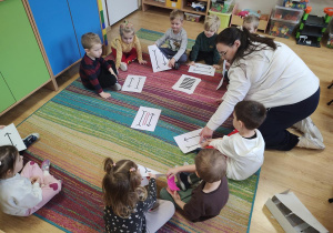 Dzieci oglądają karty przedstawiające złudzenia optyczne