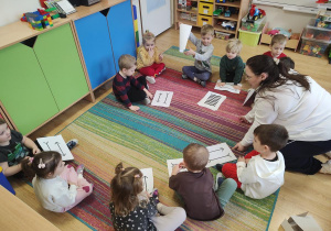 Dzieci oglądają karty przedstawiające złudzenia optyczne