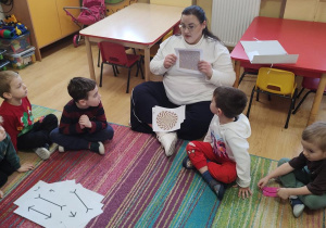 Dzieci oglądają karty przedstawiające złudzenia optyczne