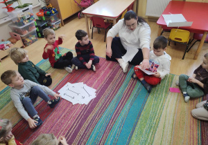 Dzieci oglądają karty przedstawiające złudzenia optyczne