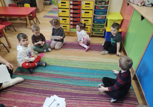 Dzieci oglądają karty przedstawiające złudzenia optyczne